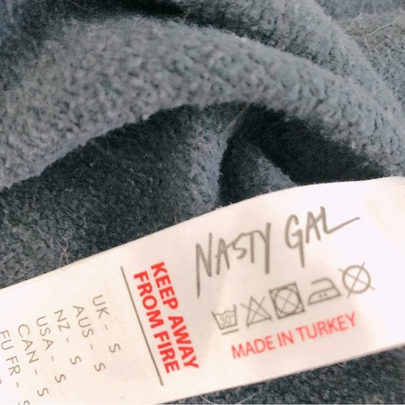 NASTY GAL Long Sleeve Cropped Top, in gray with pearls - Picture 4 of 4